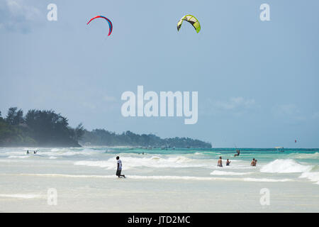 Kitesurfers et d'autres personnes dans l'océan, Diani, Kenya Banque D'Images