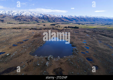 Sutton, Salt Lake et Rock et plage de pilier, Sutton, près de Middlemarch, Taieri Strath, Otago, île du Sud, Nouvelle-Zélande - Antenne de drone Banque D'Images