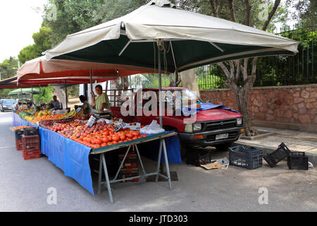 Vouliagmeni Grèce Saturday Market stall plus vente de fruits Banque D'Images