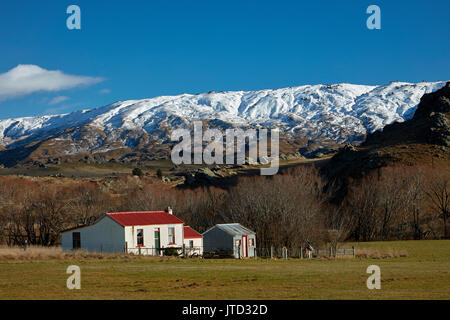 Vieux chalets et Rock et plage de pilier, Sutton, près de Middlemarch, Taieri Strath, Otago, île du Sud, Nouvelle-Zélande Banque D'Images