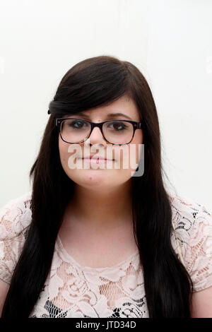 Portrait de jeune femme dans la vingtaine, portant des lunettes l'Angleterre Banque D'Images