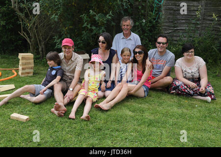 Portrait de trois générations de la famille jardin en Harrogate Angleterre Banque D'Images