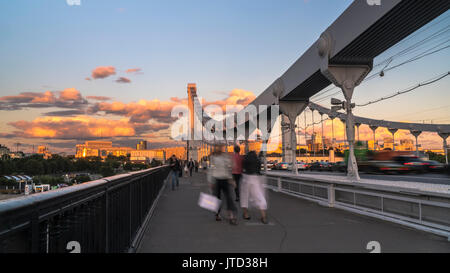 Silhouettes de personnes et de voitures sur le pont en acier Banque D'Images