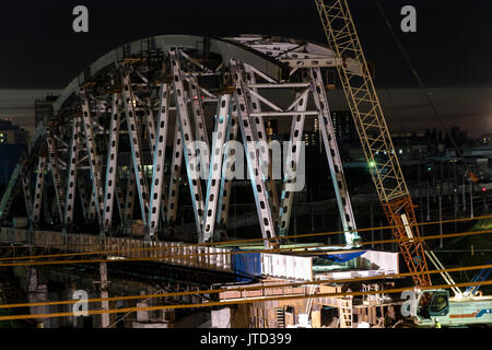 La construction d'un pont en acier et mouvement des trains de nuit sur une jonction ferroviaire Banque D'Images