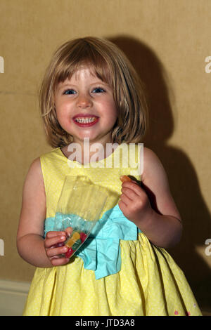 Young Girl eating jelly sweets Angleterre Banque D'Images