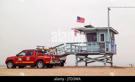 La plage de Santa Monica, Los Angeles, CA, USA - 9 juillet 2017 : Lifeguard Tower. Baywatch tower avec ciel coloré et de la plage. Banque D'Images