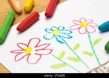 Dessin crayon enfant , fleurs, selective focus Banque D'Images