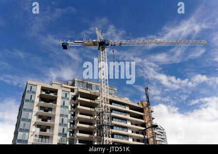 Grue à tour et la haute tour d'habitation en construction sur l'extrémité sud-est de False Creek, Vancouver, BC, Canada Banque D'Images