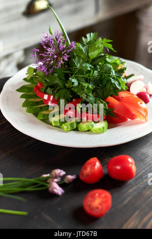 Salade de tomates, concombres, poivrons, roquette et de l'aneth jpg Banque D'Images