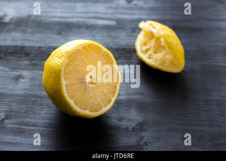 Citron, coupé en deux, regardez à l'intérieur Banque D'Images