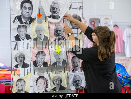 Les axes d'une femme politique de la bière bavoirs pour vente à la Great British Beer Festival à l'Olympia à Londres. C'est la 40e année du festival de la bière Banque D'Images