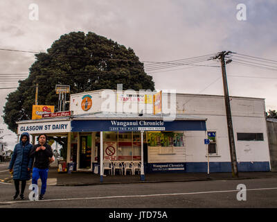 Rue de Glasgow, laitiers, Whanganui, petite ville de la Nouvelle-Zélande. Fumer dans les banlieues, les propriétaires refusent de vendre des produits du tabac, une action fondée sur des principes, Banque D'Images