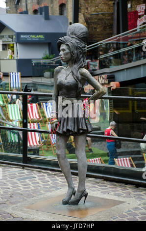 London, UK, 19/07/2017 Amy Winehouse statue en marché de Camden. Amy était un résident de Camden. Banque D'Images