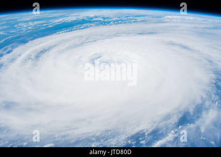 Ouragan, typhon, vue aérienne d'un vaisseau spatial sur l'espace. Éléments de cette image fournie par la NASA Banque D'Images