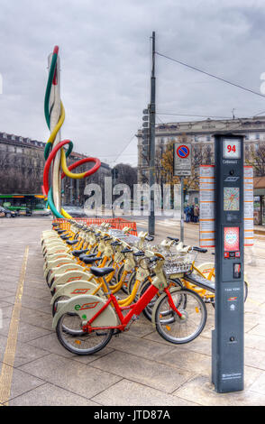 L'Italie, Lombardie, Milan, partage des vélos en place Cadorna Banque D'Images