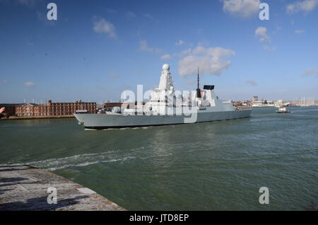 Le HMS Duncan, destroyer type 45 dans la rivière Solent Portsmouth Banque D'Images