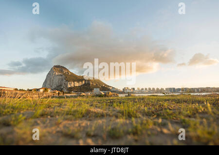 Une vue sur le rocher de Gibraltar, comme vu depuis le côté espagnol de la frontière. Banque D'Images