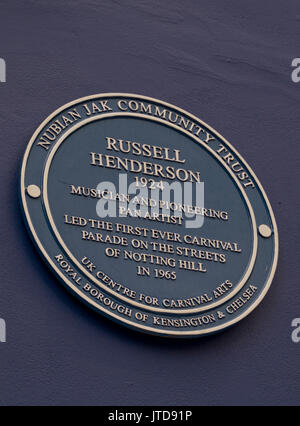 Plaque en hommage au musicien et artiste Russell Henderson, qui a dirigé la première parade du Carnaval dans les rues de Notting Hill en 1965. London,UK Banque D'Images