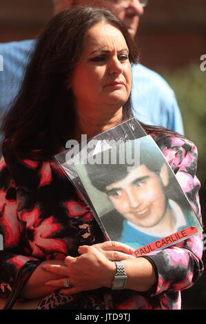 Donna Miller avec une photo de son frère Paul Carlile, décédé dans la catastrophe, à l'extérieur Manchester Hillsborough Cour des magistrats où cinq hommes accusés doivent comparaître devant plus de la catastrophe et de ses conséquences. Banque D'Images