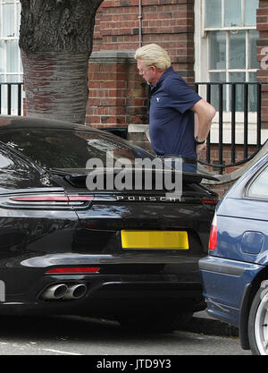 Bien habillé Boris Becker et Lilly Becker prendre leur fils Amadeus sur une journée en famille au cours d'une pause dans le tournoi de Wimbledon. Boris est vu avec encore une autre toute nouvelle voiture de sport Porsche. Avec : Boris Becker Où : London, Royaume-Uni Quand : 08 mai 2017 Source : WENN.com Banque D'Images