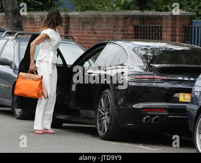 Bien habillé Boris Becker et Lilly Becker prendre leur fils Amadeus sur une journée en famille au cours d'une pause dans le tournoi de Wimbledon. Boris est vu avec encore une autre toute nouvelle voiture de sport Porsche. Comprend : Lilly Becker Où : London, Royaume-Uni Quand : 08 mai 2017 Source : WENN.com Banque D'Images