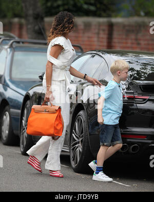 Bien habillé Boris Becker et Lilly Becker prendre leur fils Amadeus sur une journée en famille au cours d'une pause dans le tournoi de Wimbledon. Boris est vu avec encore une autre toute nouvelle voiture de sport Porsche. Comprend : Lilly Becker, Amadeus Becker Où : London, Royaume-Uni Quand : 08 mai 2017 Source : WENN.com Banque D'Images