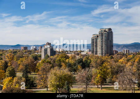 L'horizon de Denver à l'échelle de la ville le parc en automne Banque D'Images