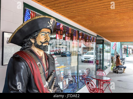 Wrangell, Alaska, USA - Le 24 juillet 2017 : la vie de pirate mannequin taille à l'extérieur de la boutique de souvenirs de drogues stikine à la rue Front. Banque D'Images