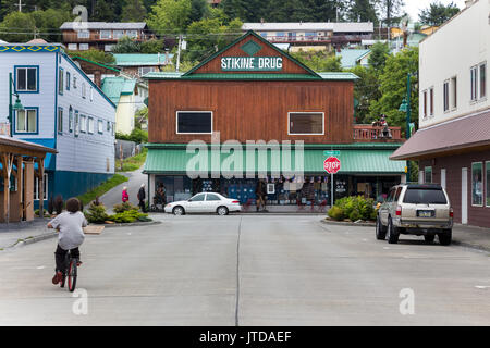 Wrangell, Alaska, USA - Le 24 juillet 2017 : la Stikine médicament, une boutique de souvenirs et un magasin à la rue front dans le centre-ville de Wrangell. Banque D'Images