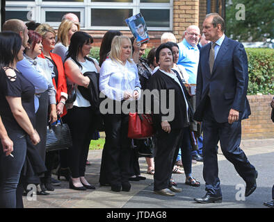 Yorkshire de l'ancien chef de la police de Merseyside et Sir Norman Bettison (à droite) passe devant les amis et la famille des victimes comme il arrive à Warrington Cour des magistrats où il fait face à des accusations à la suite d'une enquête sur le désastre de Hillsborough et ses conséquences. Banque D'Images