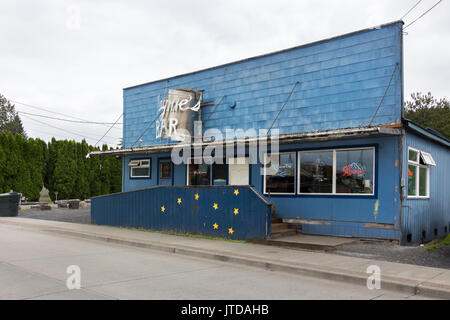 Wrangell, Alaska - usa - le 24 juillet 2017 : l'rayme's bar sur la rue front dans le centre-ville de Wrangell, Alaska. Banque D'Images