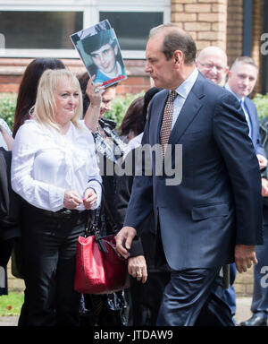 Yorkshire de l'ancien chef de la police de Merseyside et Sir Norman Bettison (droite) marche dernières Jenny Hicks (à gauche) et d'autres amis et la famille des victimes comme il arrive à Warrington Cour des magistrats où il fait face à des accusations à la suite d'une enquête sur le désastre de Hillsborough et ses conséquences. Banque D'Images