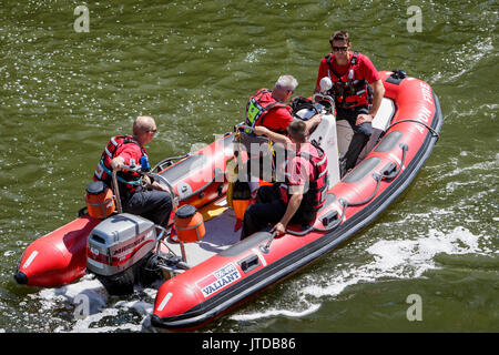 Les membres du Service d'incendie et de sauvetage Avon sont illustrés dans un bateau rapide de sauvetage dans la rivière Avon à Pulteney Weir à Bath Banque D'Images