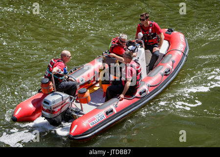 Les membres du Service d'incendie et de sauvetage Avon sont illustrés dans un bateau rapide de sauvetage dans la rivière Avon à Pulteney Weir à Bath Banque D'Images