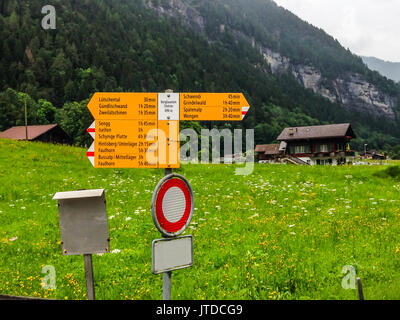 Panneau écrit en allemand indique à diverses directions de sentiers de randonnée, Grindelwald, Suisse. Tous les noms allemands sont des noms de lieux spécifiques Banque D'Images