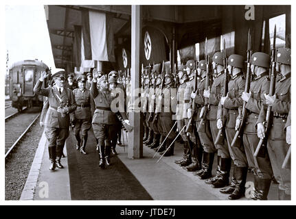 Adolf Hitler et Francisco Franco de l'Espagne face à la gare d'Hendaye en France occupée, octobre 1940 pour discuter des opérations conjointes WW2 Banque D'Images