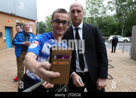 Jaap Stam gestionnaire de lecture (à droite) pose pour une photo avec un ventilateur avant le premier tour, la Coupe du buffle match au stade Madejski, lecture. Banque D'Images