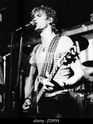 Kelvin Blacklock, chanteur du groupe de new wave britannique les chats blancs, il se produit sur scène à Londres, en Angleterre, vers 1978. La gale du Rat batteur avait déjà été dans le groupe punk The Damned. Banque D'Images