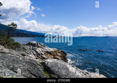 Les kayakistes près de Eagle Point dans Lighthouse Park, West Vancouver, British Columbia, Canada. Banque D'Images