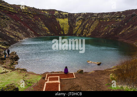 Kerið est un lac de cratère volcanique situé dans la région de Grímsnes dans le sud de l'Islande, sur la route touristique populaire connu comme le Cercle d'or. Banque D'Images