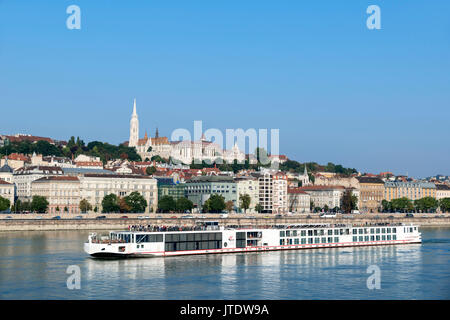 Viking River Cruises bateau sur le Danube avec l'église Matthias et le Bastion des pêcheurs sur la colline du Château derrière, Budapest, Hongrie Banque D'Images