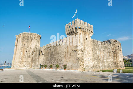 Est un château Kamerlengo et forteresse en Trogir, Croatie. Il a été construit par la République de Venise. Destination de voyage. Banque D'Images