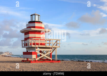 Une station de sauveteurs sur South Beach, Miami en Floride, États-Unis. Banque D'Images