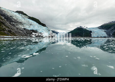 Réflexions de Cascade, Barry, et Coxe Glaciers de Harriman Fjord à Prince William Sound, dans le sud de l'Alaska. Banque D'Images