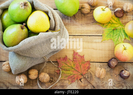 Composition d'automne de fruits, de noix et d'épices - Poires, Noix, feuilles d'érable sur un fond de bois Banque D'Images