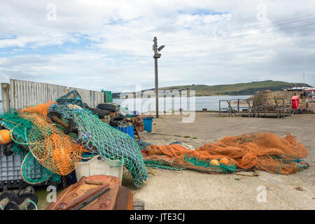 Ecosse, Highlands, paysage écossais, port, quai en béton, Bateau à voile, filets de pêche, pièges de pêche, équipement de pêche, quai, Arrière-plan de verdure Banque D'Images