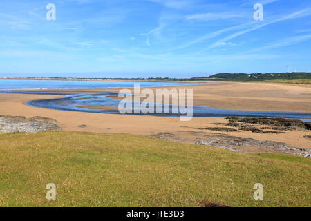 À la recherche de l'autre côté de la rivière où il entre dans l'Ogmore mer en direction de Porthcawl sur la gauche avec Newton sur la droite c'est une belle région. Banque D'Images