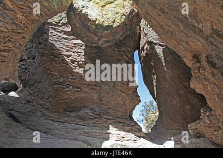 Echo Canyon grotte grotte, comme formation à la base des cheminées en Monument National Chiricahua près de Wilcox, dans le sud de l'Arizona, USA. Banque D'Images