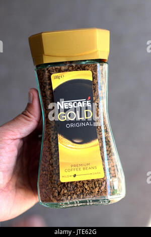 Close up de café Nescafé Gold contre isolé sur fond blanc Banque D'Images