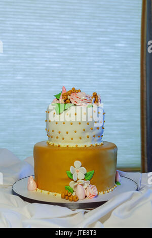 Gâteau de mariage élégant avec des fleurs et plantes grasses Banque D'Images